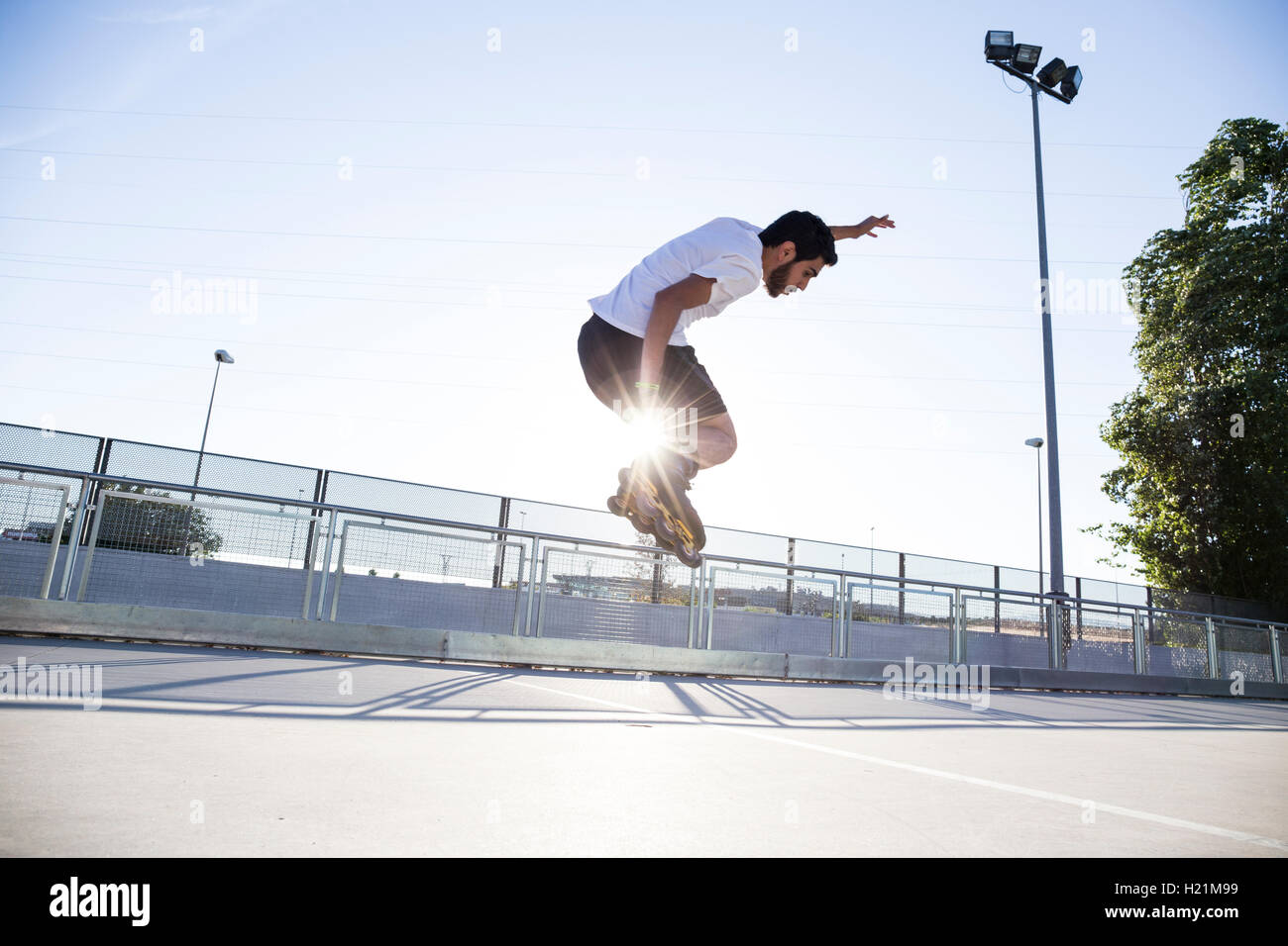 Hombre con patines en línea saltar durante una sesión de patinaje  Fotografía de stock - Alamy