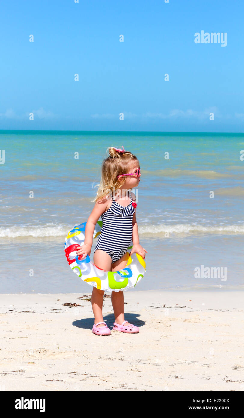 Niño en la playa. Foto de stock