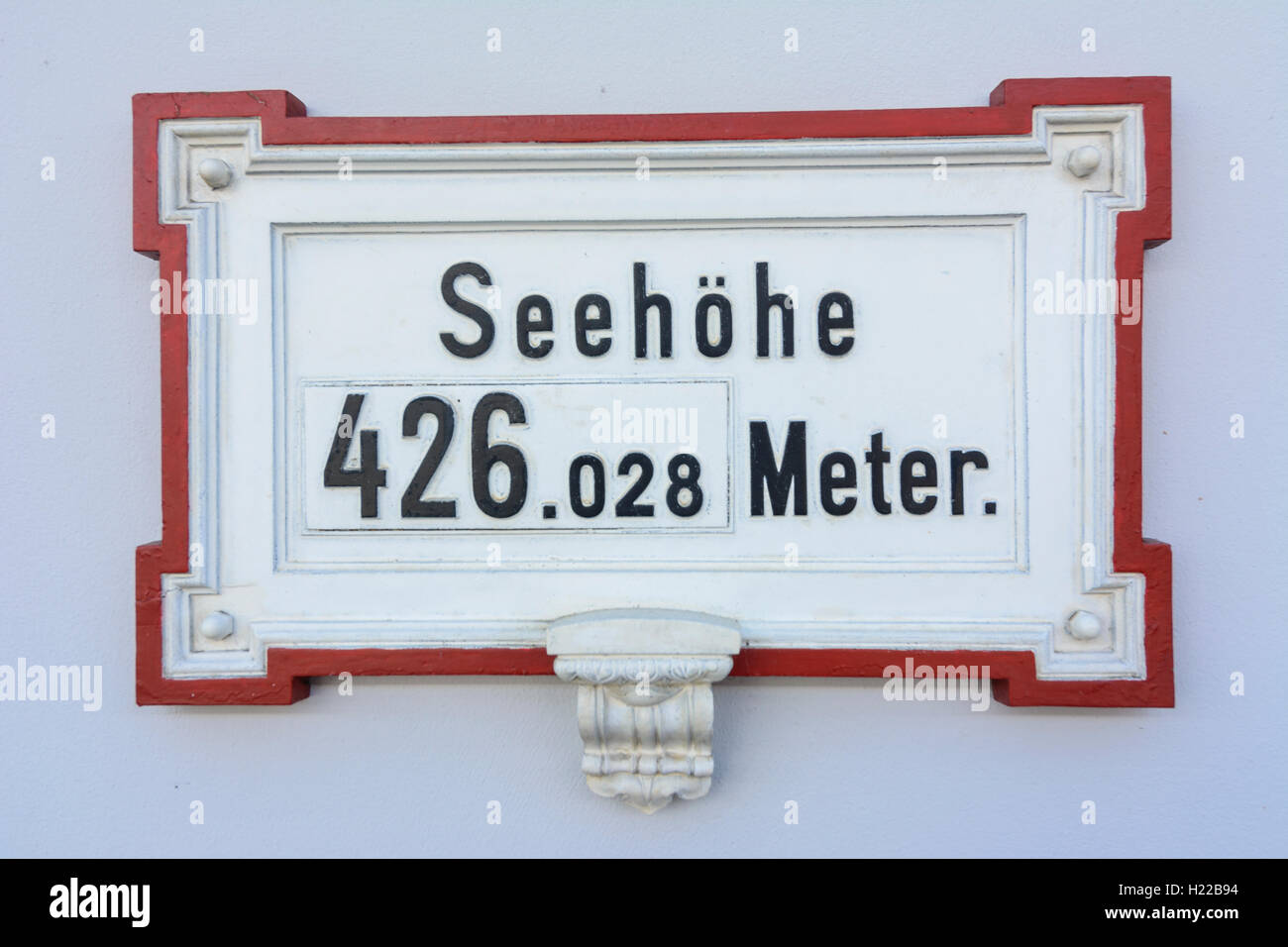 Salzburgo: signo de altura sobre el nivel del mar en la estación de ferrocarril, Salzburgo, Austria Foto de stock