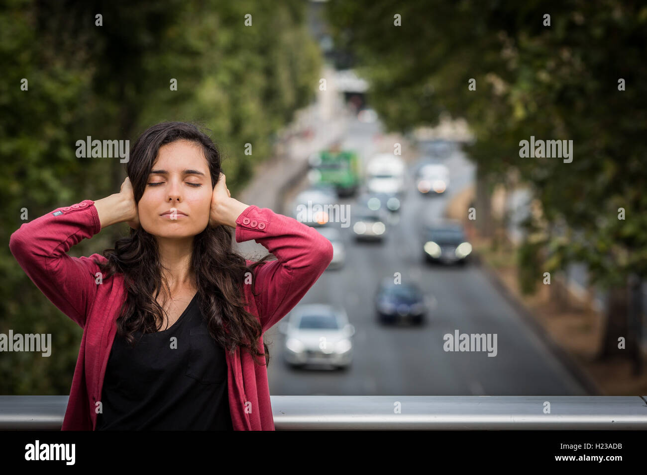 Mujer, molesto por el ruido del tráfico Foto de stock