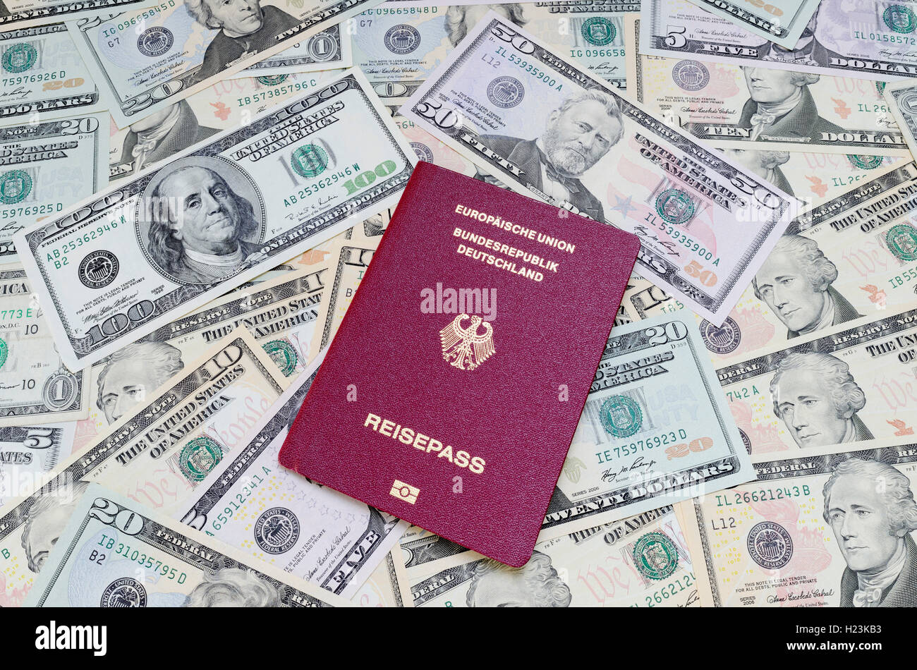 Pasaporte alemán y billetes de dólares Foto de stock
