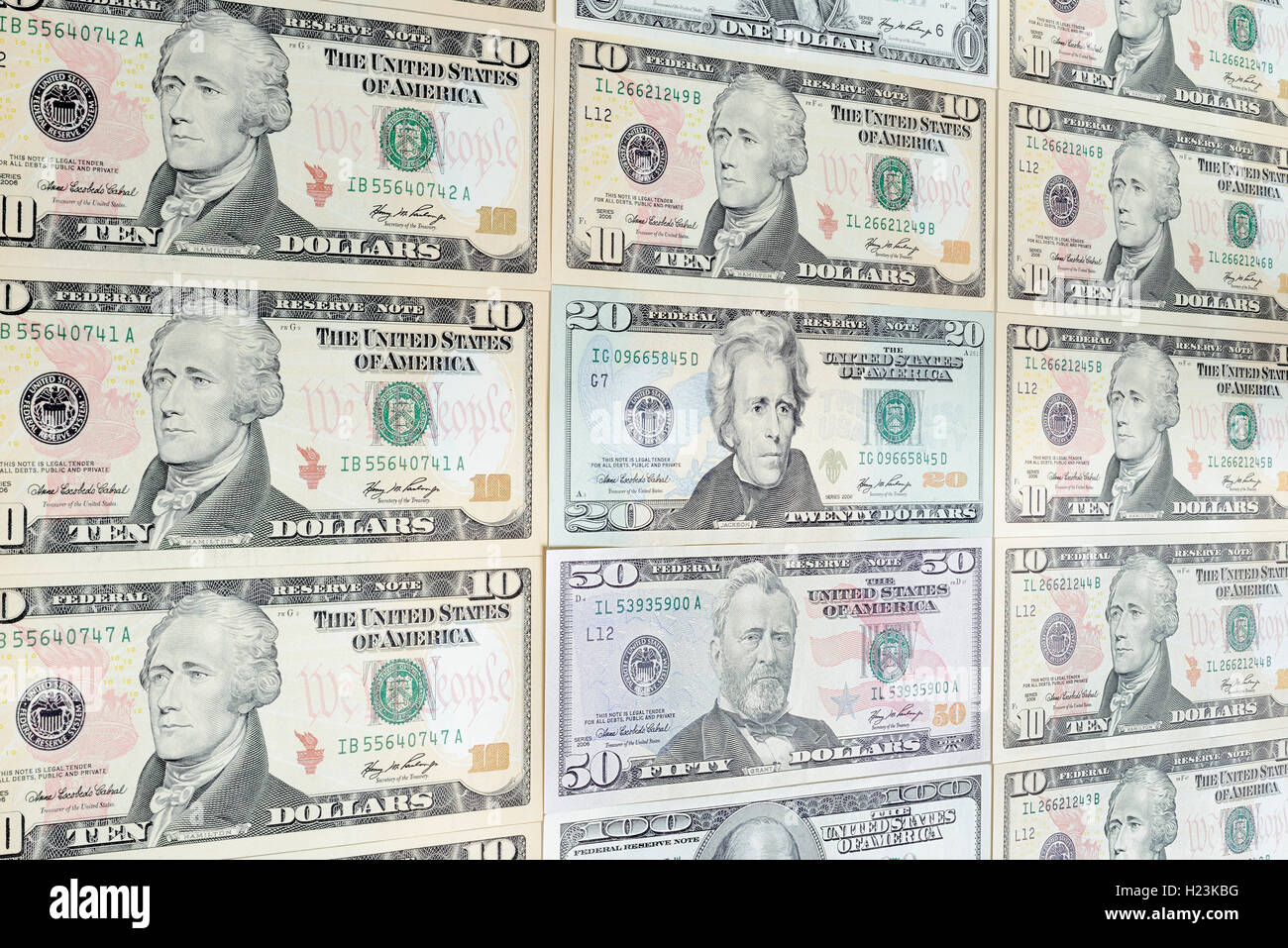 Varios billetes de dólar, 10, 20, 50 dolares Foto de stock