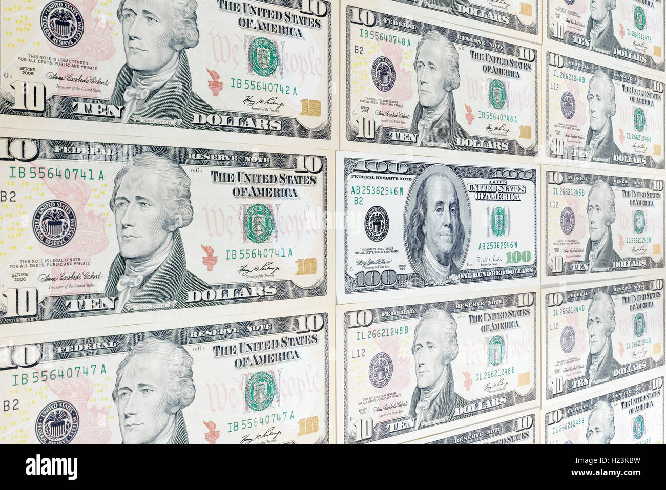 Varios billetes de dólar, 10, 100 dolares Foto de stock