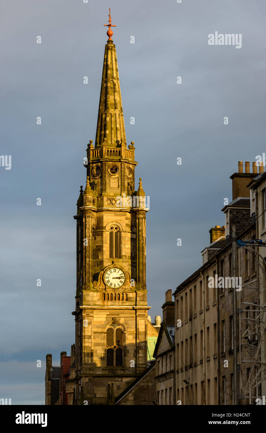 Tron Kirk iglesia torre del reloj al atardecer en Edimburgo, Escocia, Reino Unido Foto de stock