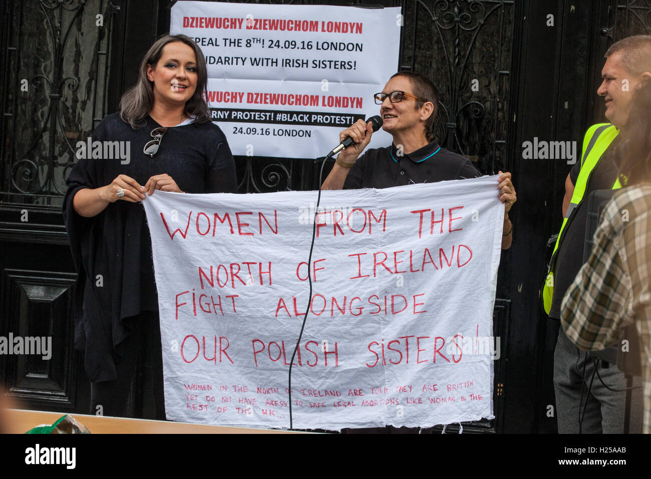 Londres, Reino Unido. 24 de septiembre de 2016. Un orador de Irlanda del Norte demuestra solidaridad con grupos de mujeres polacas y simpatizantes se reunieron fuera de la embajada de Polonia para una de las dos protestas en Londres - el otro tuvo lugar fuera de la embajada irlandesa - coincidiendo con la marcha de la elección en Dublín contra Irlanda la estricta ley del aborto y la derogación de la octava protestas en todo el mundo. Crédito: Mark Kerrison/Alamy Live News Foto de stock
