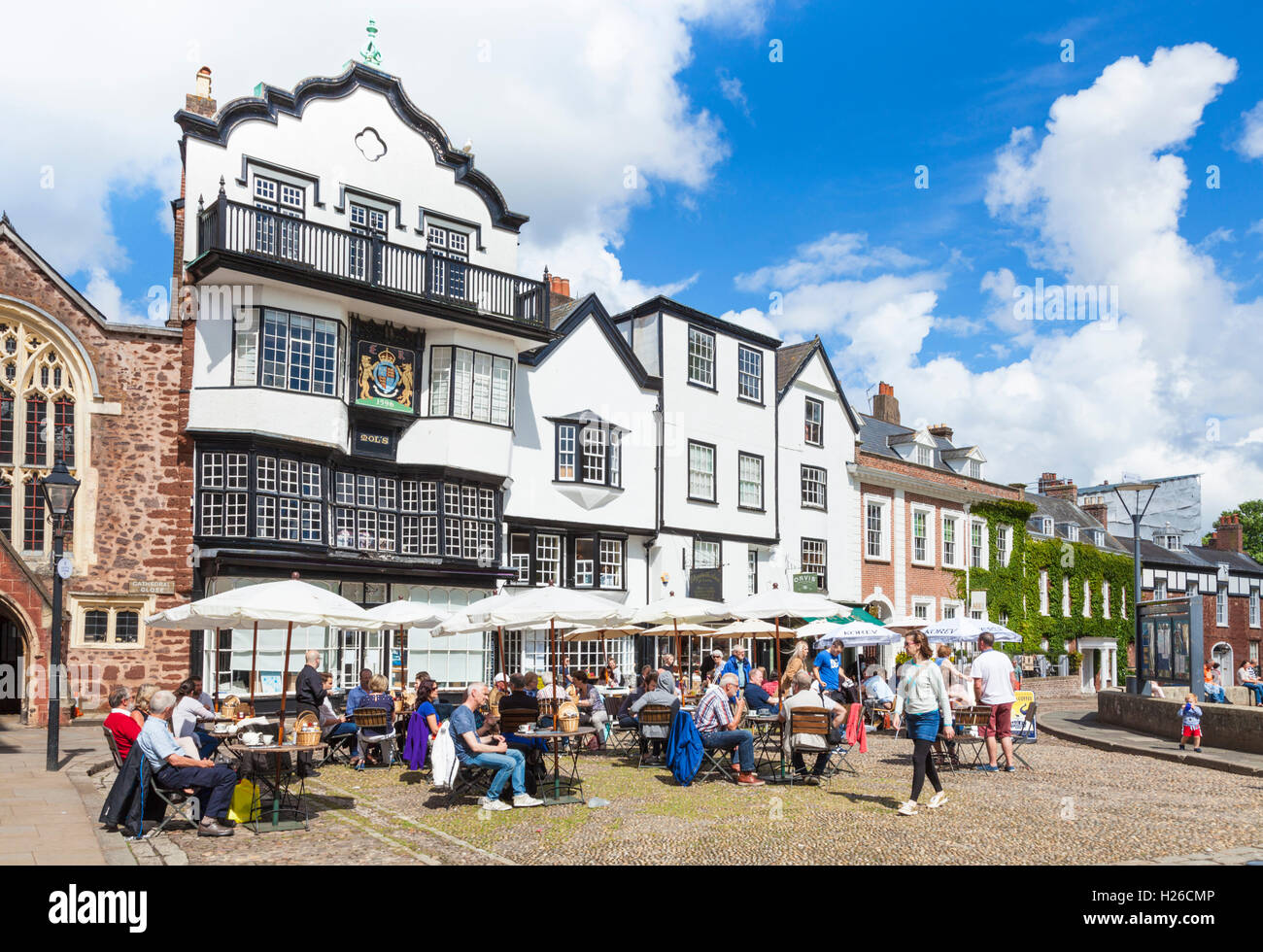 Los turistas sentados fuera moles Coffee House Cafe Catedral cerca Exeter Reino Unido GB Europa UE Foto de stock
