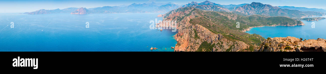 Córcega del Sur. Super amplia panorámica el paisaje costero. Capo Rosso Piana, región, Corse-du-Sud. Foto de stock