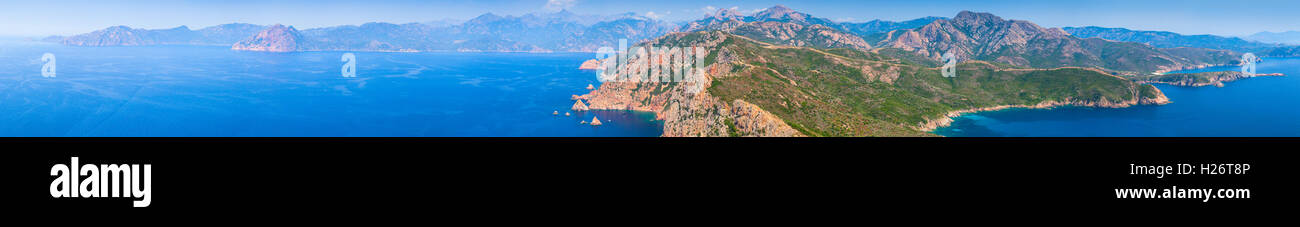 Córcega del Sur. Panorámica extra amplio paisaje costero. Capo Rosso Piana, región, Corse-du-Sud. Foto de stock