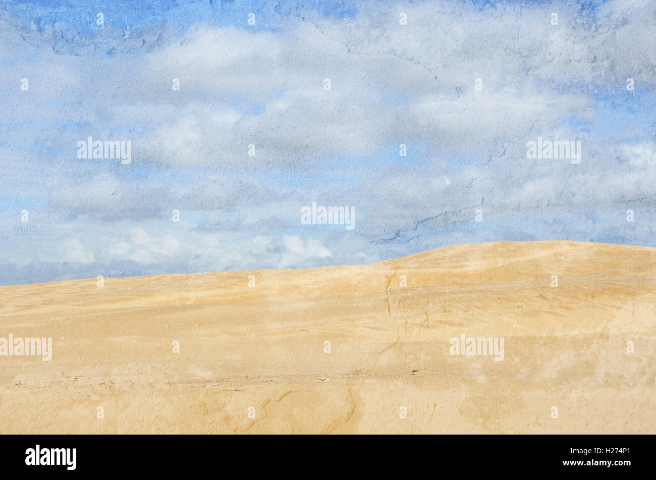 Desierto de dunas de arena bajo el cielo lleno de nubes azul. Grunge, envejecido, la textura de la imagen. Foto de stock
