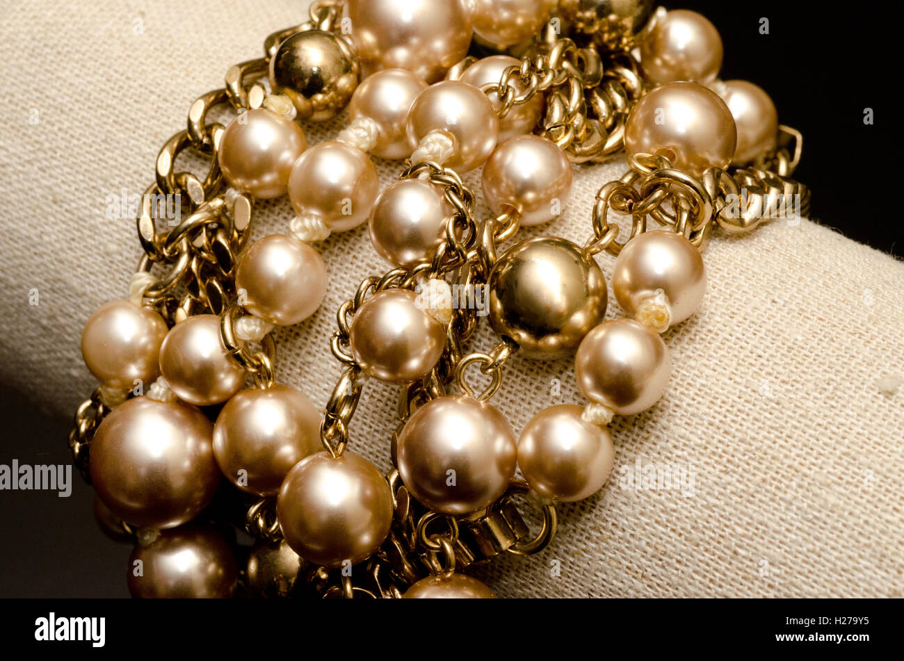 Perlas de oro con brazalete de eslabones de cadena de oro Fotografía de  stock - Alamy