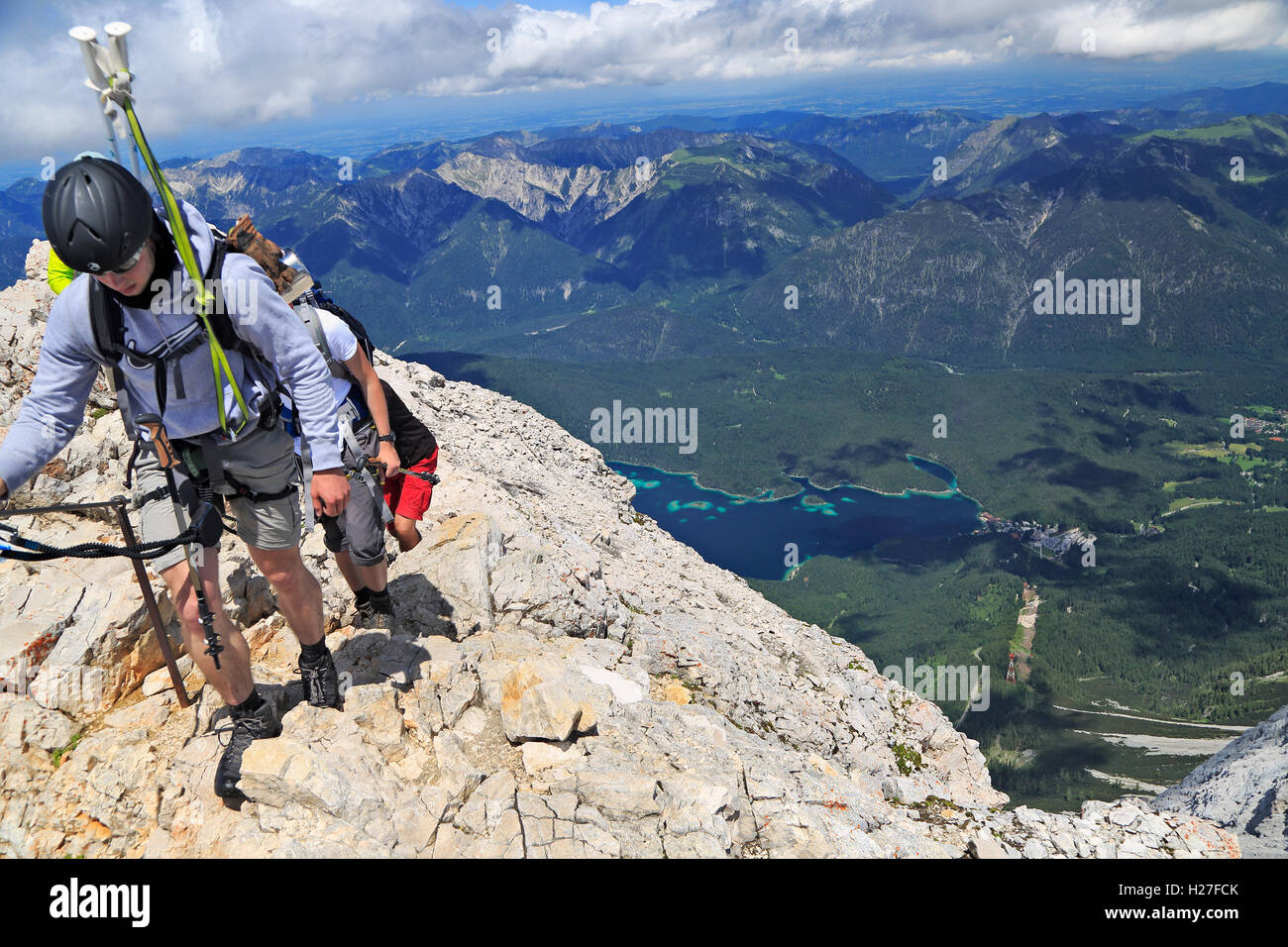 Caminante, cerca de la cumbre del Zugspitze, la montaña más alta de Alemania. Foto de stock