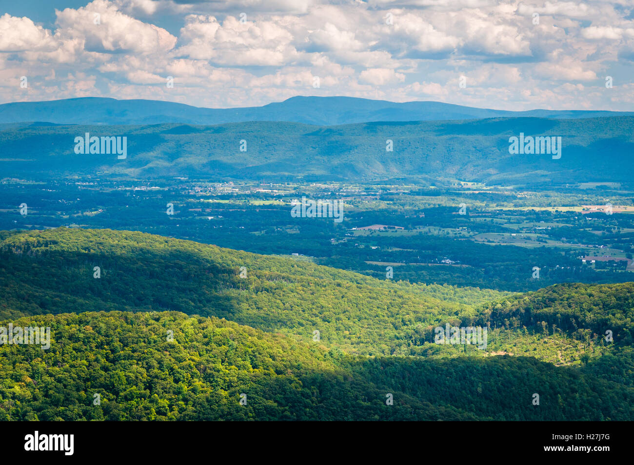 Vista del Valle de Shenandoah y Montañas Appalachian Trail de montaña desde el molino cerca de Big Schloss en George Washington Natio Foto de stock