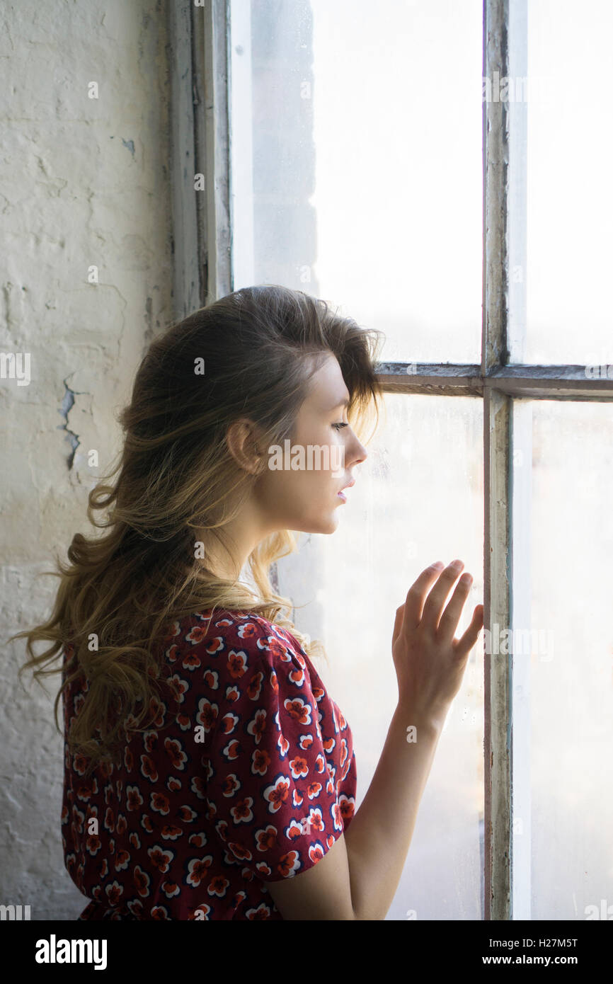 Perfil Hermoso Asustado De La Mujer Que Mira Para Arriba En Oscuridad  Mirada Presionada Cara Triste Del Adolescente a Través De U Foto de archivo  - Imagen de abandonado, lifestyle: 140196454