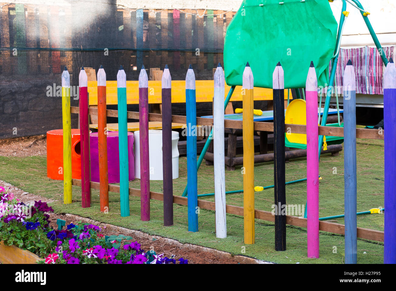 Zona de juegos para niños. Con lápices de colores a la valla. En el jardín.  Todo con materiales reciclados y respetuosos con el medio ambiente matéria  Fotografía de stock - Alamy