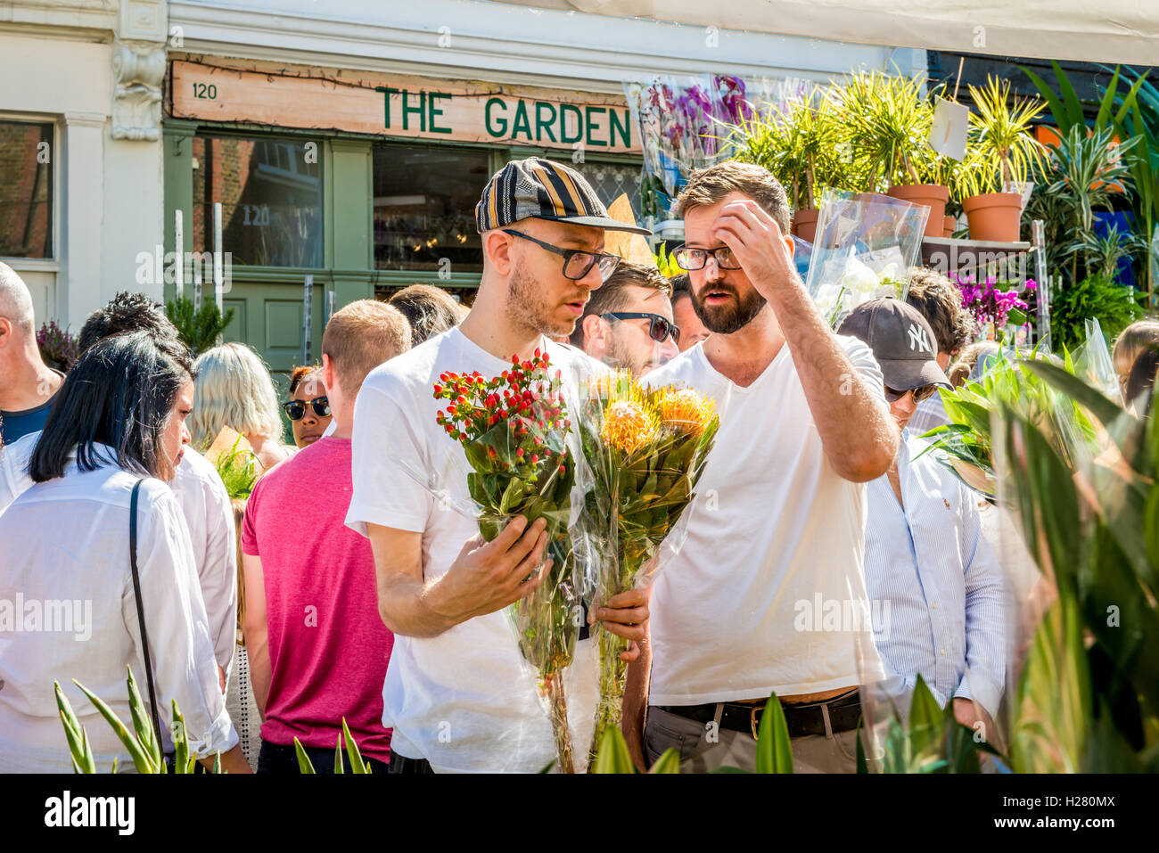 Londres, Reino Unido - 11 de septiembre de 2016: Columbia Road Flower mercado dominical. Los vendedores ambulantes están vendiendo sus acciones, la gente Foto de stock