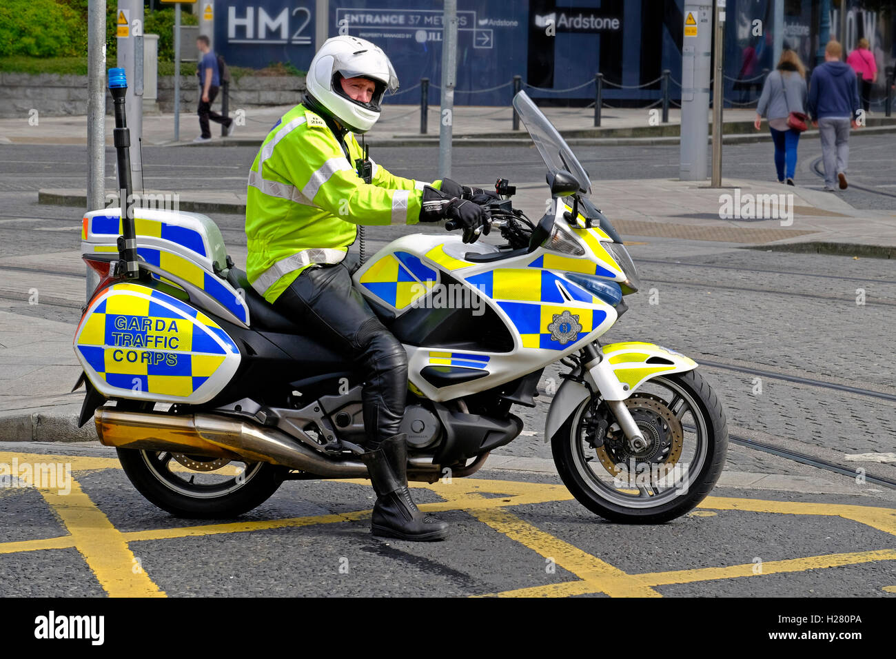 Patrulla irlandés cop Garda tráfico motociclista Corps Honda Deauville, Dublin, Irlanda Foto de stock