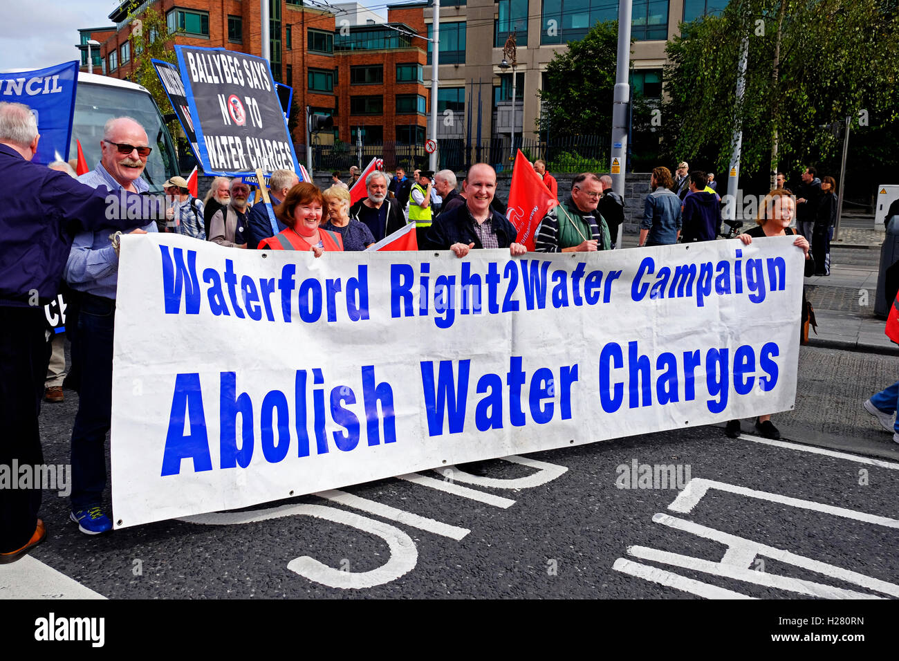 Las tarifas de agua los manifestantes desfilando por Dublín Irlanda en septiembre de 2016 Foto de stock
