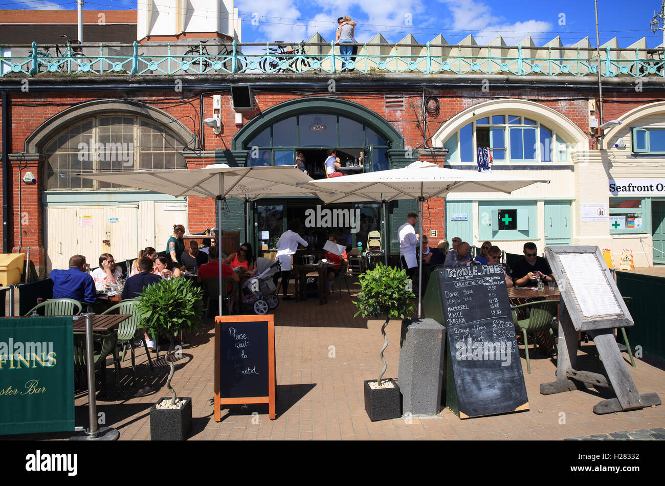 Riddle & finlandeses en la playa, sirve platos de mariscos, clásica, en Brighton Seafront, en East Sussex, Inglaterra, Reino Unido. Foto de stock