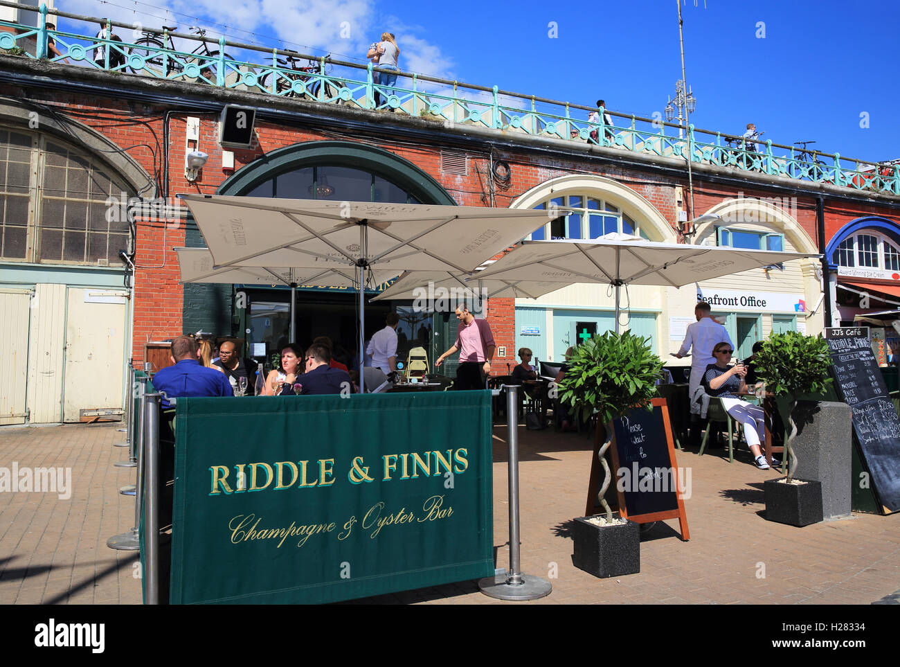 Riddle & finlandeses en la playa, sirve platos de mariscos, clásica, en Brighton Seafront, en East Sussex, Inglaterra, Reino Unido. Foto de stock