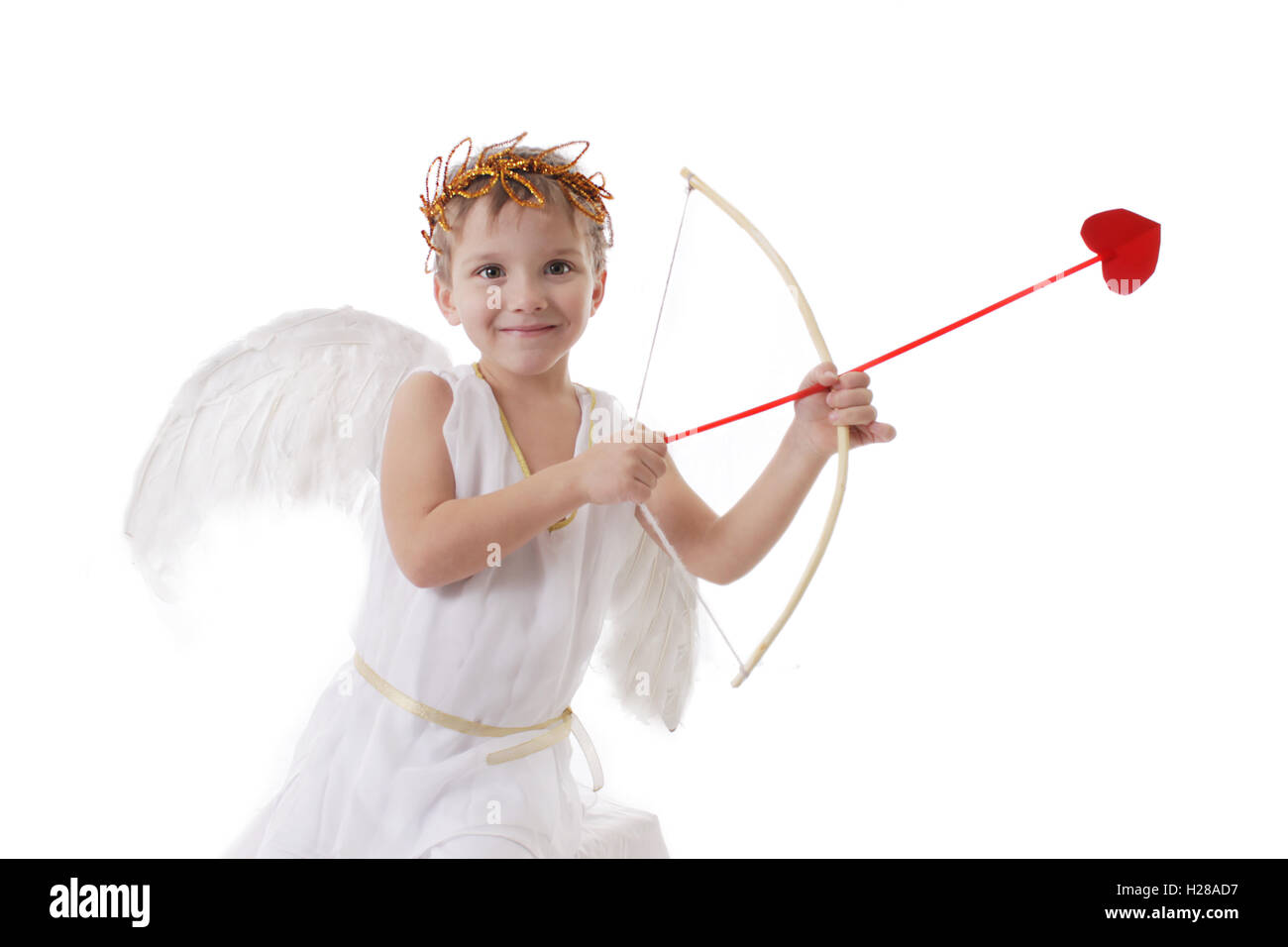 Sonriente niño cupido apuntando la flecha Fotografía de stock - Alamy