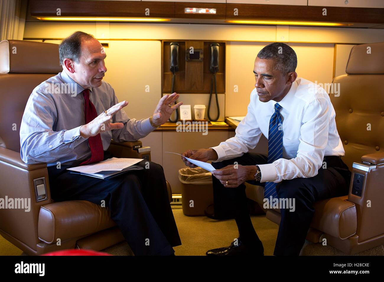 El Presidente de Estados Unidos, Barack Obama, y el Secretario de Asuntos de los Veteranos Robert McDonald hablar y compartir notas a bordo de un avión de la Fuerza Aérea el 26 de agosto de 2014 en vuelo a Charlotte, Carolina del Norte. Foto de stock