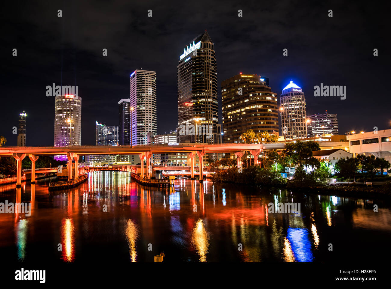 El centro de Tampa en la noche iluminados por LEDs Foto de stock
