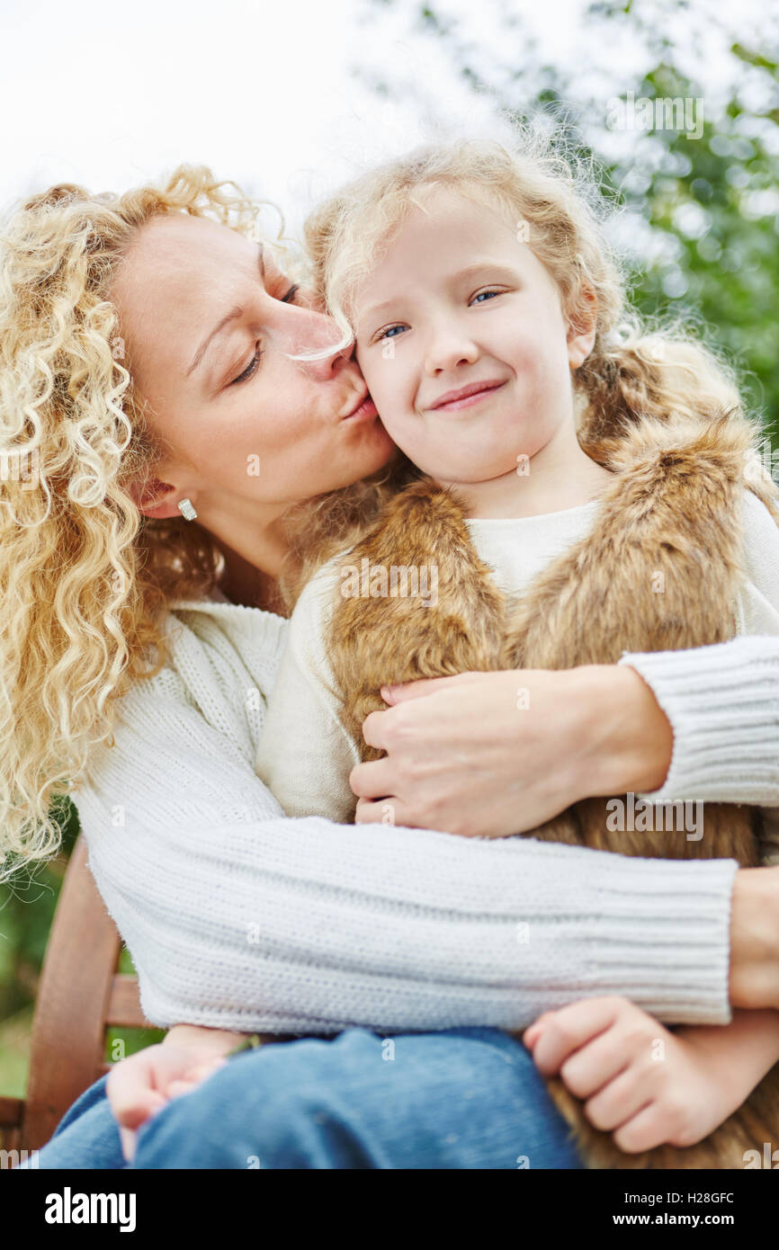 Feliz madre besar y abrazar la hija con amor en otoño Fotografía de stock Alamy