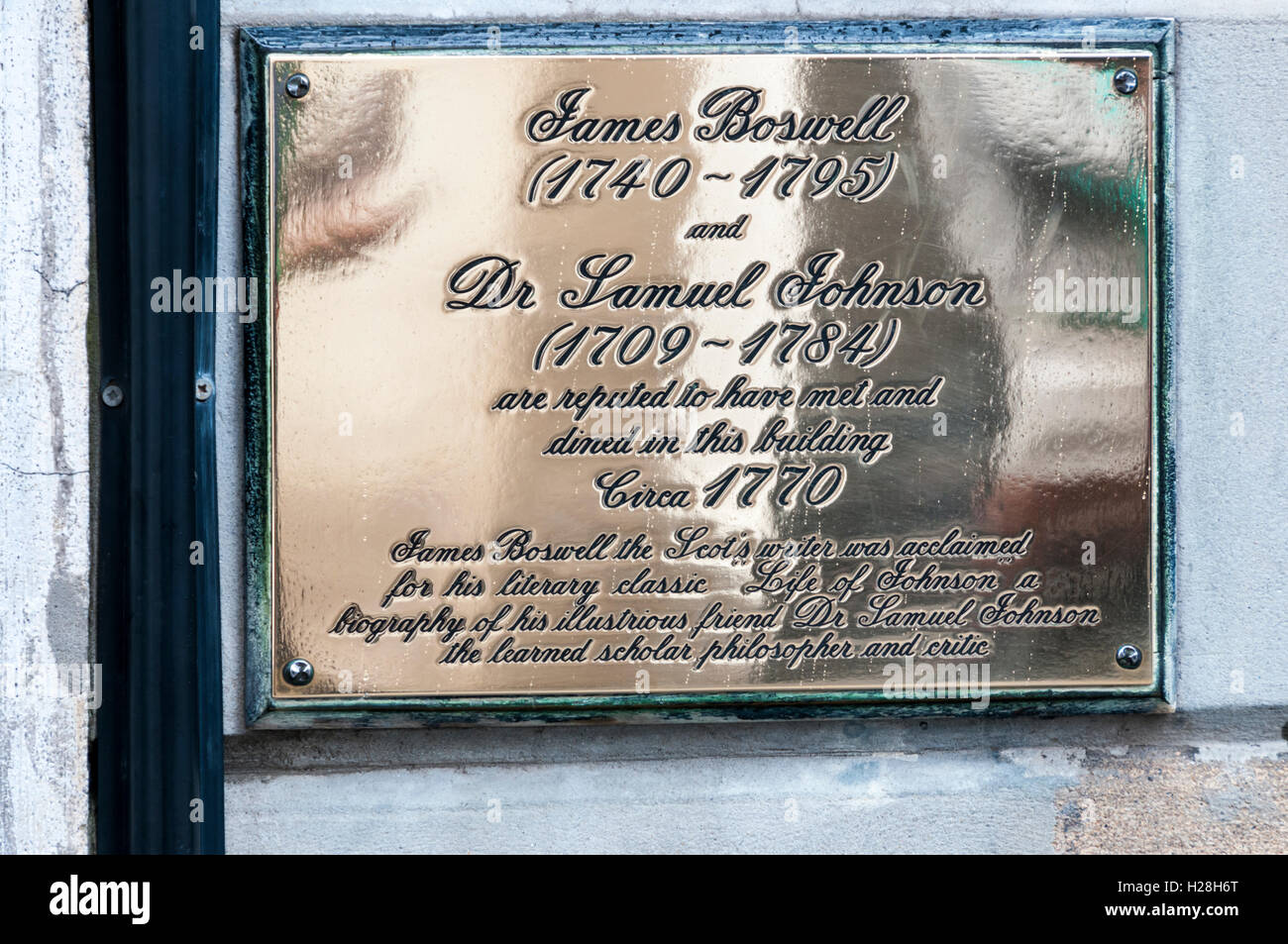 Una placa de bronce en Boswell's Court en la Royal Mile de Edimburgo registra una reunión entre James Boswell y el Dr. Samuel Johnson. Foto de stock