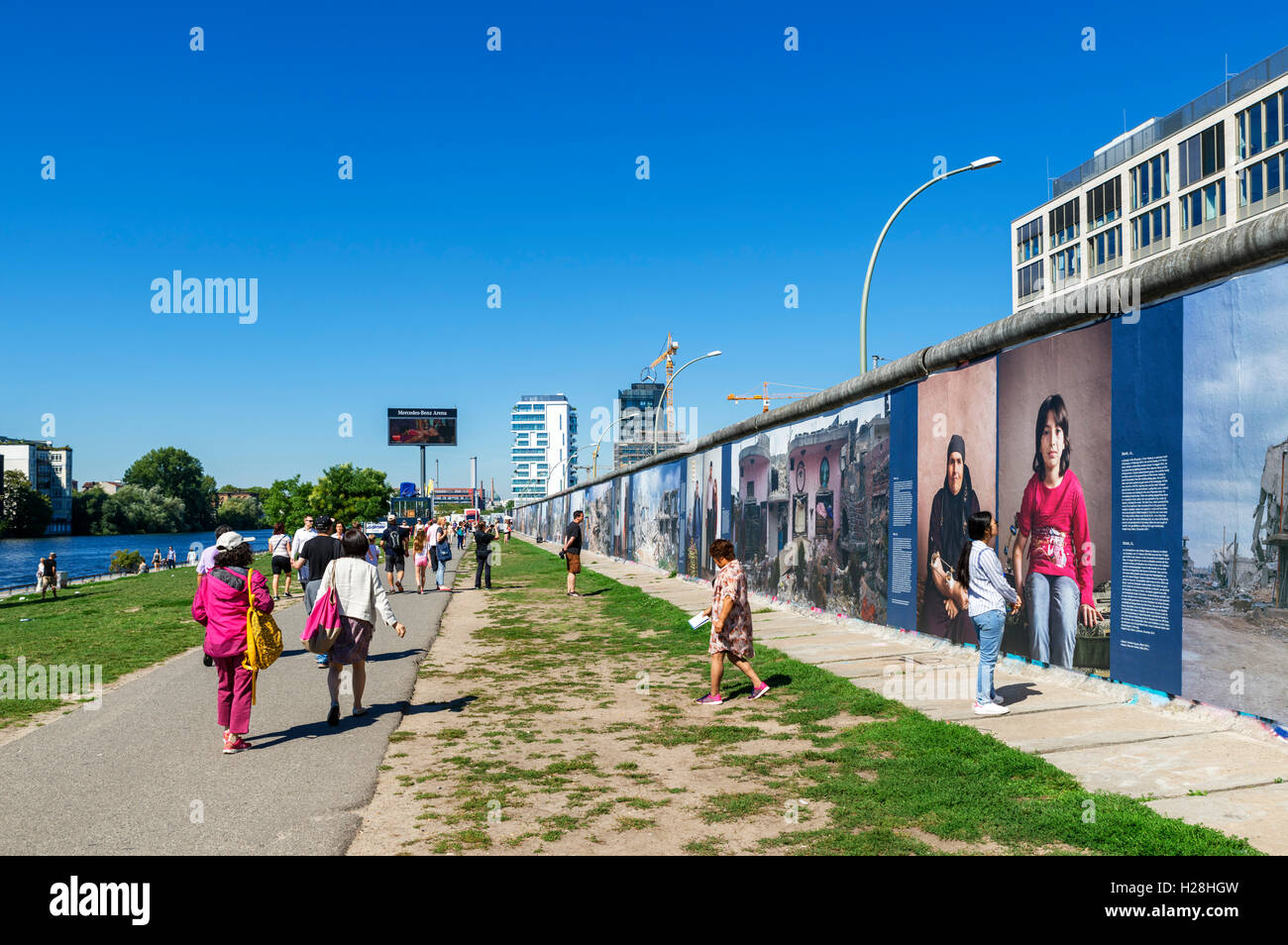 La sección del Muro de Berlín en el East Side Gallery, Friedrichshain-Kreuzberg, Berlín, Alemania Foto de stock