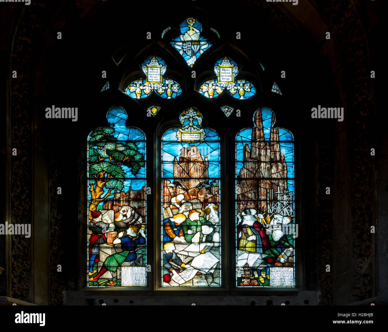Vidriera mostrando los daños sufridos durante la Guerra Civil, la Catedral de Lichfield, Lichfield, Staffordshire, Inglaterra, Reino Unido. Foto de stock