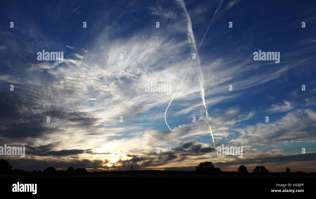 Atardecer en el gran cielo con nubes cirrus Foto de stock