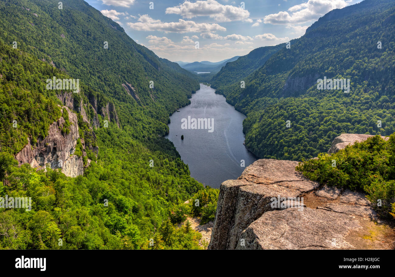 Una magnífica vista del lago Ausable inferior desde el mirador Cabeza de Indio en la región de