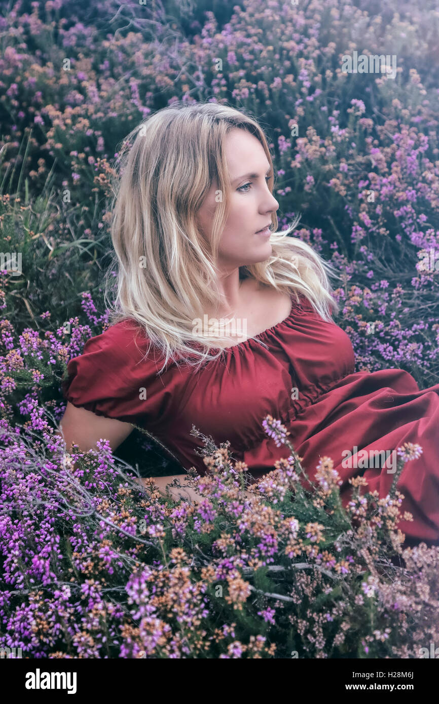 Una mujer está mintiendo en la floración heather Foto de stock