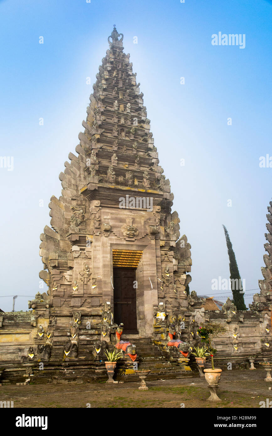 Indonesia, Bali, Batur, Pura Ulun Danu Batur, 11 tier meru santuario del templo original, temprano por la mañana Foto de stock