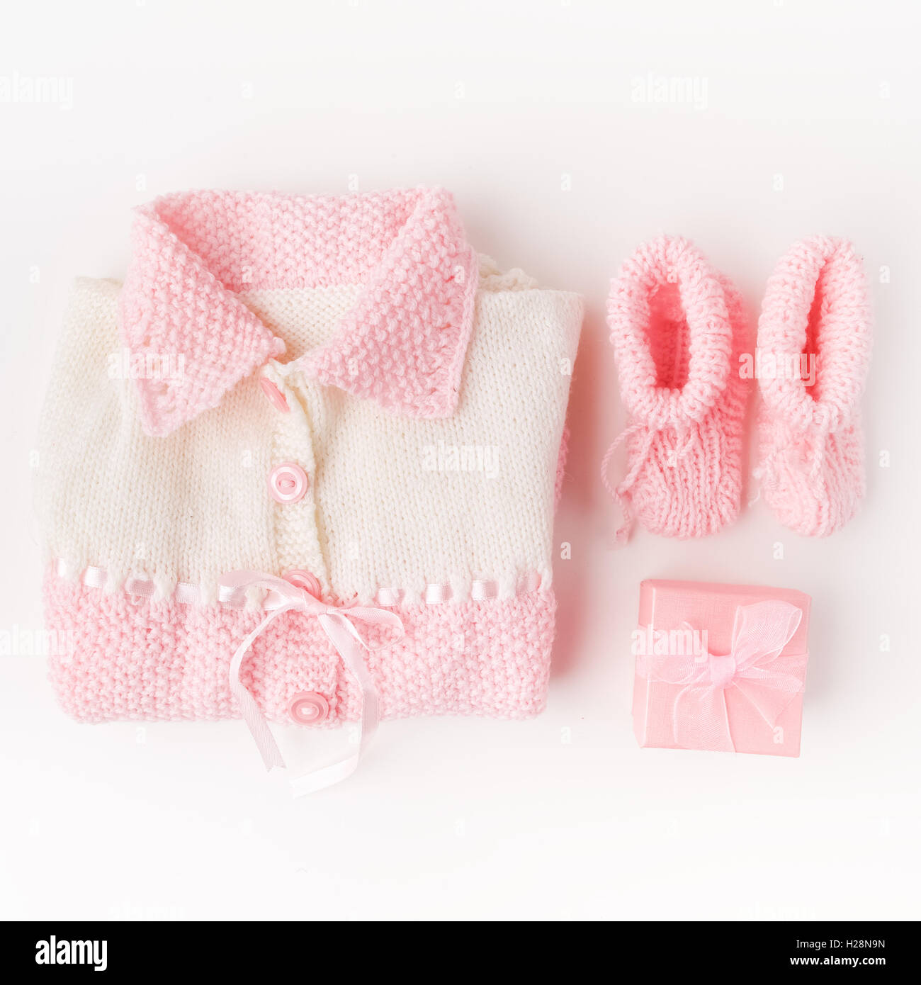 Calcetines y pantalones de tela para bebé recién nacido sobre un fondo blanco. Concepto de ropa de Sentar planas, vista superior de stock - Alamy