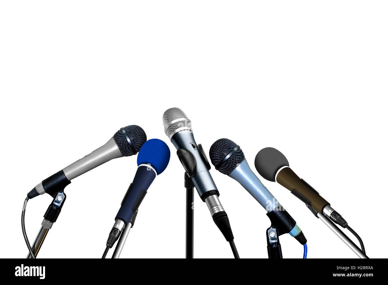 Los micrófonos de conferencia de prensa sobre blanco Foto de stock