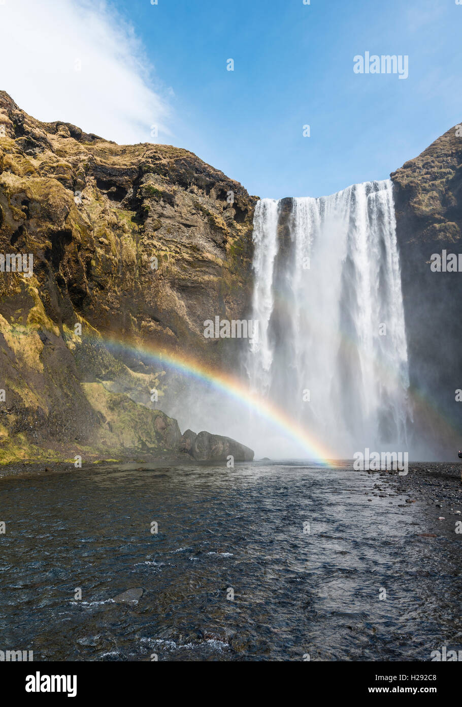 Cascada Skógafoss, Rainbow, Skogar, Región Sur, Islandia Foto de stock
