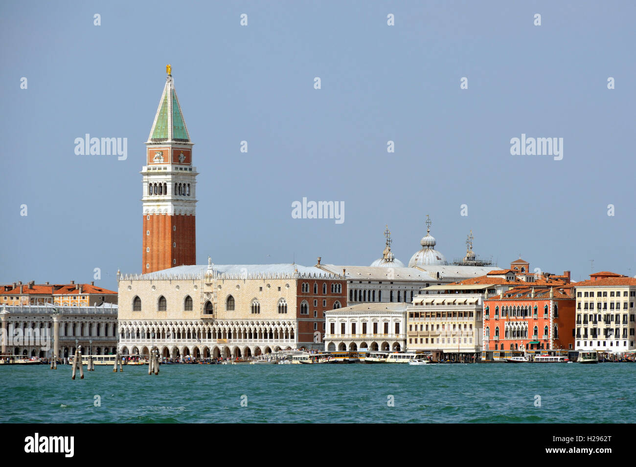 Palacio Ducal y el Campanile de Venecia en Italia. Foto de stock