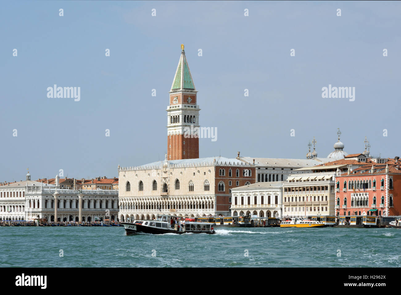Palacio Ducal y el Campanile de Venecia en Italia. Foto de stock