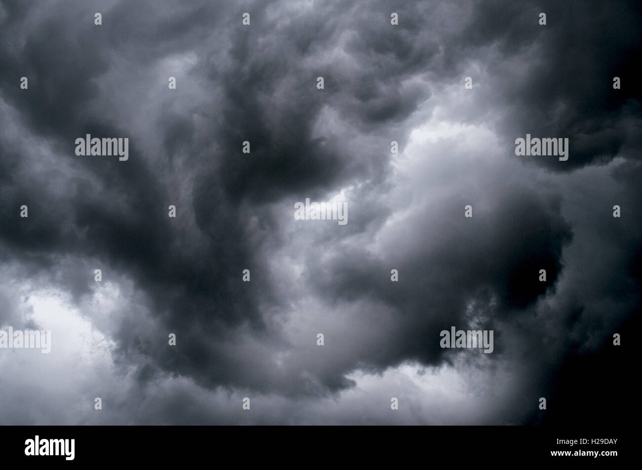 Enojado arremolinándose cielo muestra la rotación de la tormenta Foto de stock