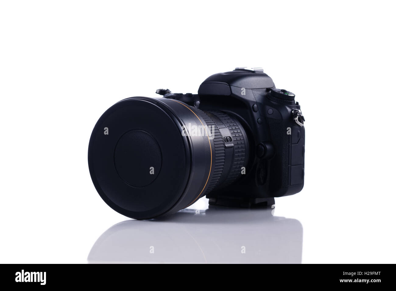 La moderna cámara DSLR con lente gran angular aislado sobre fondo blanco  Fotografía de stock - Alamy
