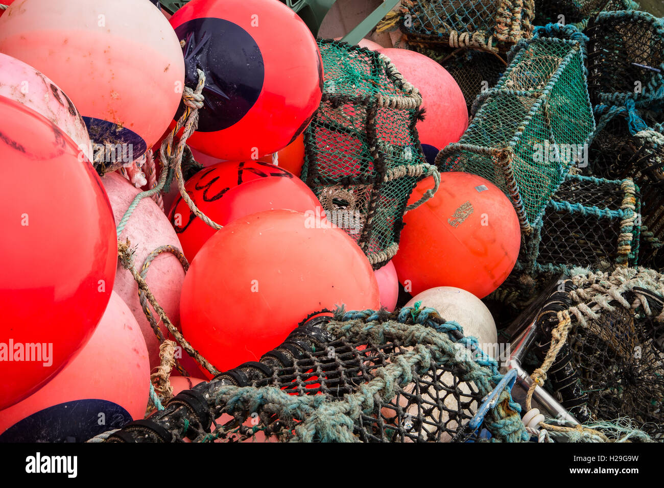 Un montón enmarañada de naranja/rojo brillante y flota pesquera creels Foto de stock