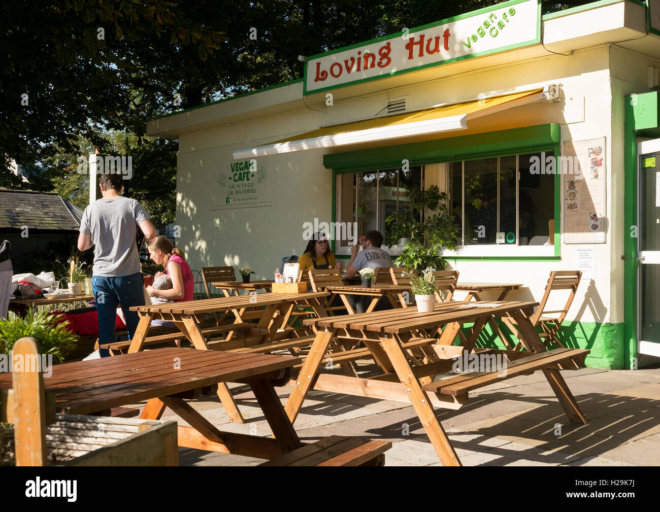 Gente comiendo fuera de la cabaña amorosa, Vegan Cafe en el nivel en Brighton Foto de stock