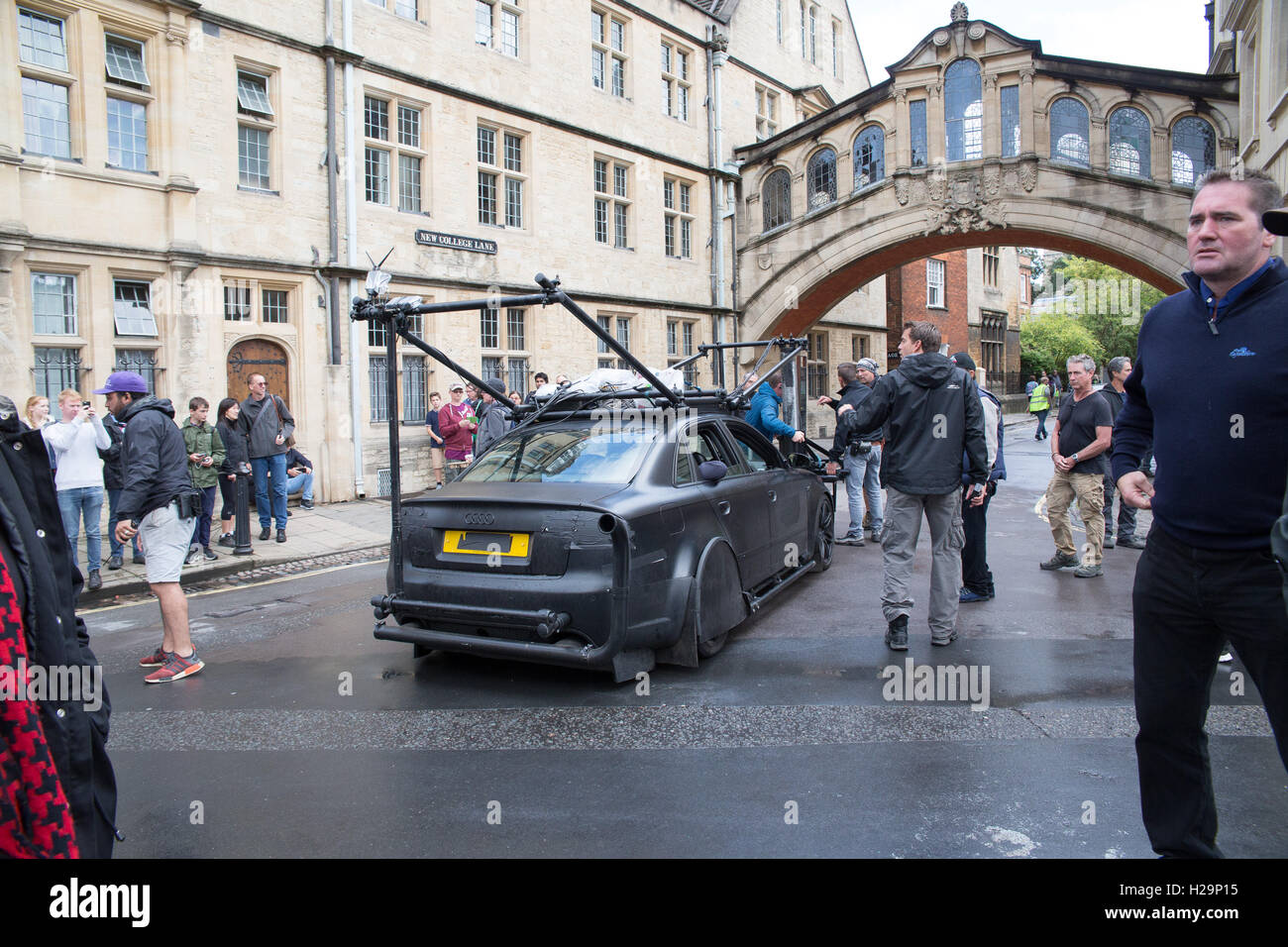 Oxford, Reino Unido. El 25 de septiembre, 2016. 'Transformers 5' coches de lujo durante el rodaje en Oxford Crédito: Pete Lusabia/Alamy Live News Foto de stock