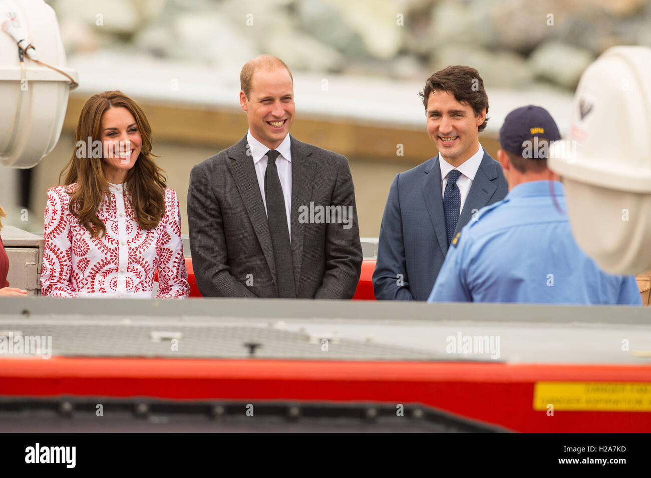 El Duque y Duquesa de Cambridge con el Primer Ministro de Canadá Justin Trudeau a bordo de un aerodeslizador durante una visita a la estación de Guardacostas Kitsilano en Vancouver, Canadá, durante la segunda jornada de la visita real a Canadá. Foto de stock