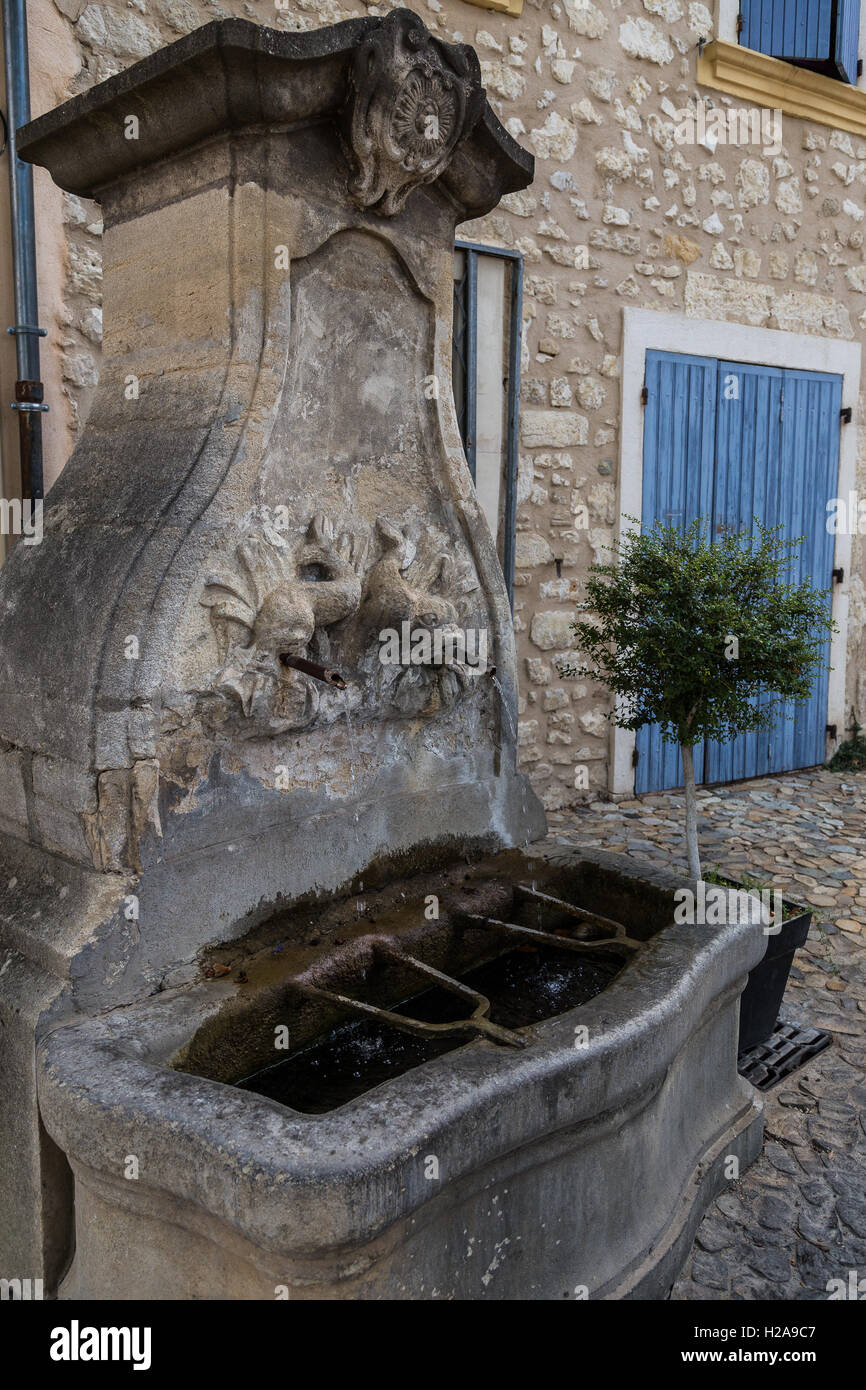 Pernes Les Fontaines Vaucluse es una aldea de fuentes, como su nombre lo indica donde diferentes estilos de fuente puede ser encontrado Foto de stock