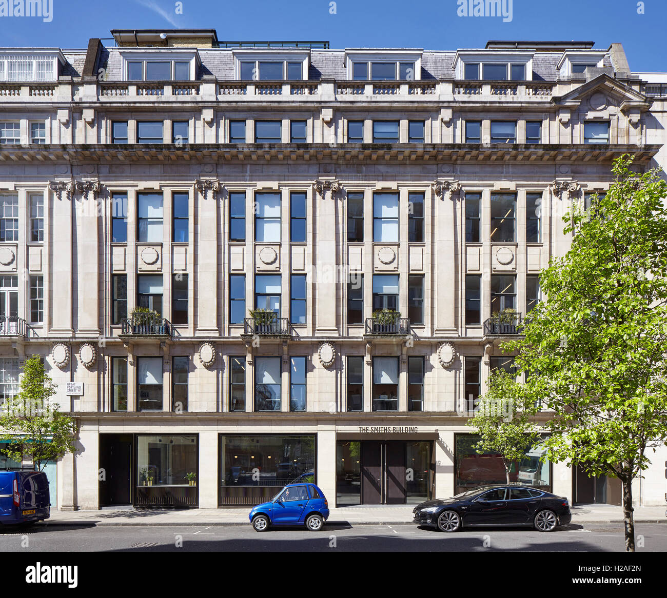 Vista general de la calle al sol, mostrando la fachada de principios del siglo xx. El Smiths Building, Londres, Reino Unido. Arquitecto: dureza + Trevillion arquitectos, 2016. Foto de stock