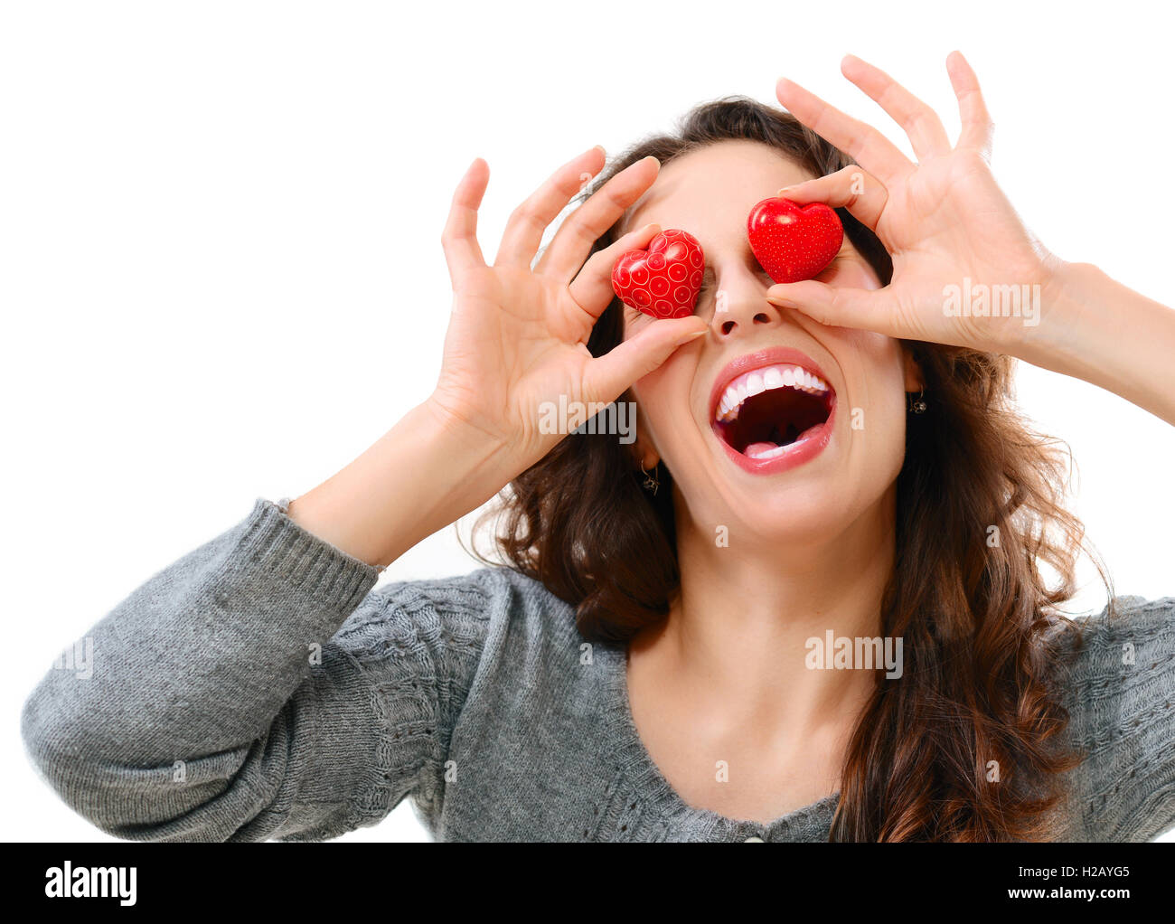 Gracioso alegre chica con corazones de San Valentín a través de sus ojos Foto de stock