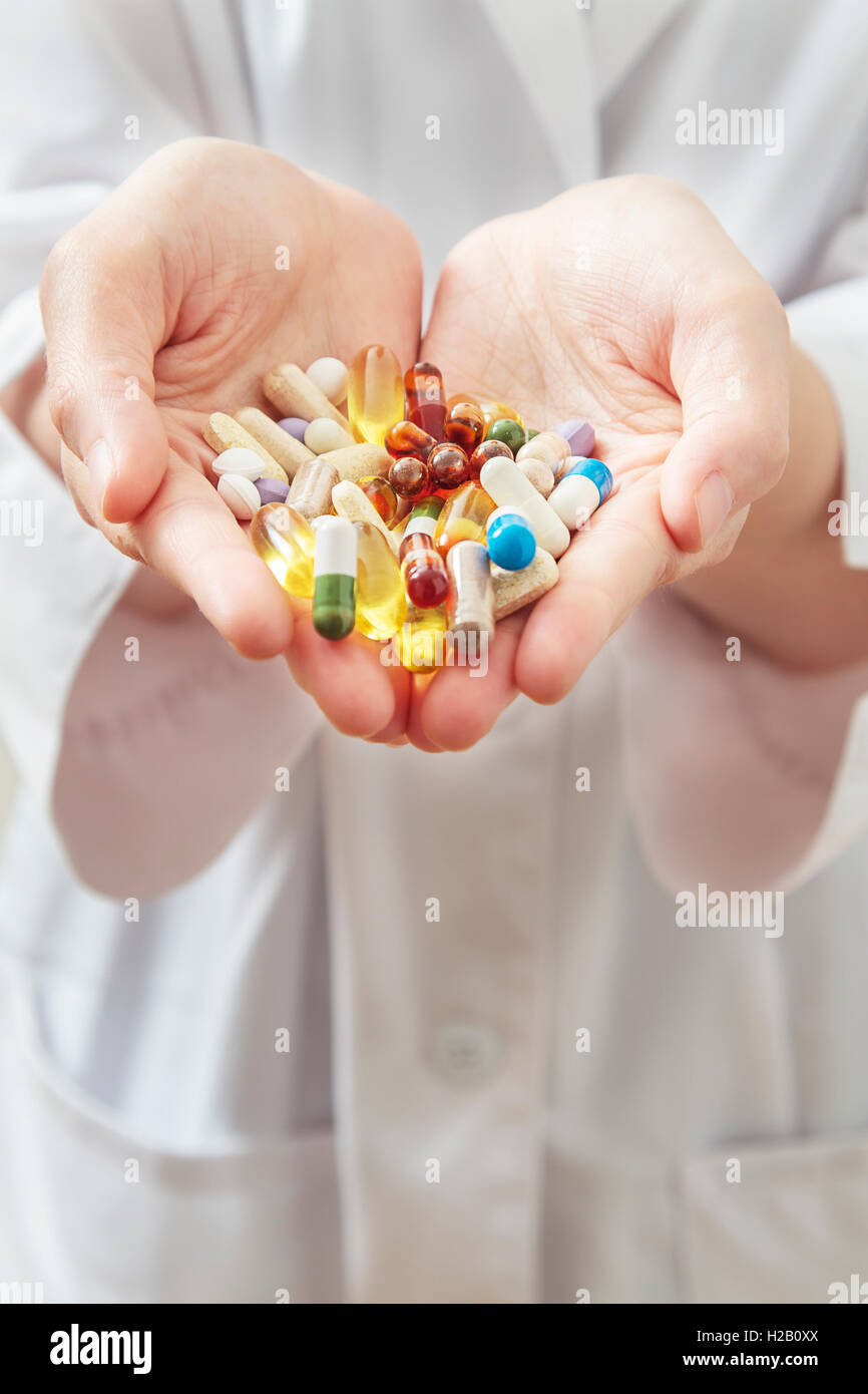 La mano llena de pastillas Foto de stock