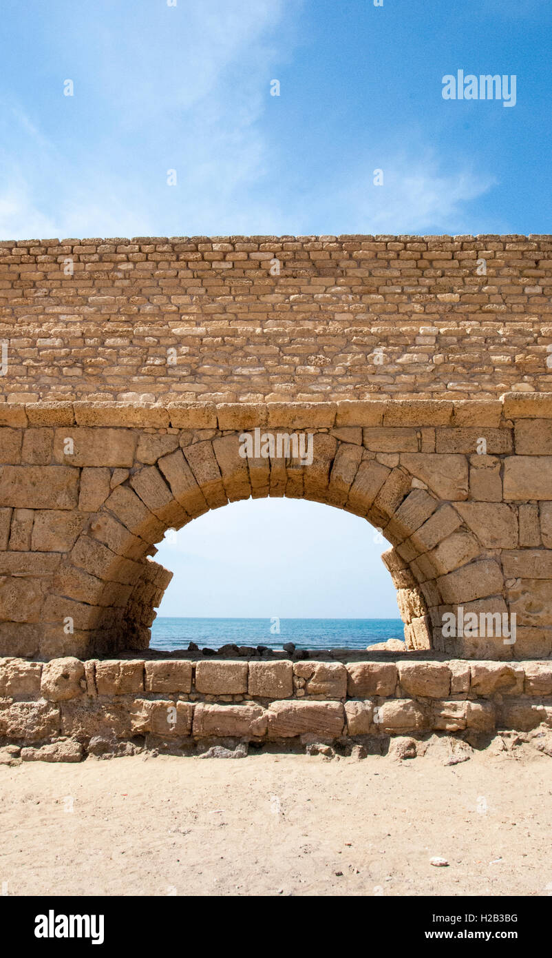 Acueducto romano, Cesarea, Israel. Foto de stock